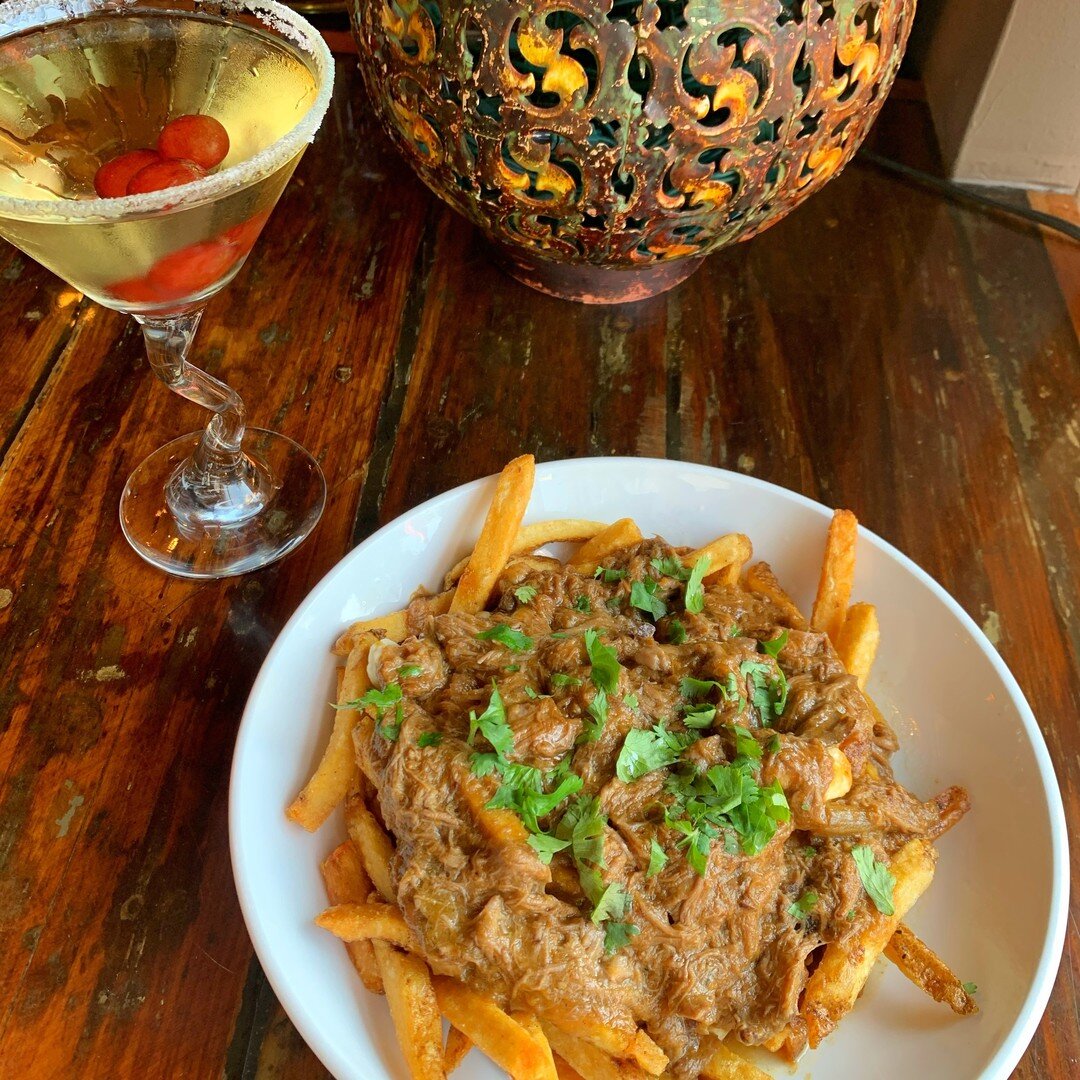 Talk about a winning combo! A classic Fifth Element Martini and some Lamb Poutine made with hand-cut fries, roasted garlic cheese curds, chili oil, cilantro and lime. 
#TheFifthElement
.
.
#newportri #newprts #dinner #lunch #weekdayeats #rhody #rho