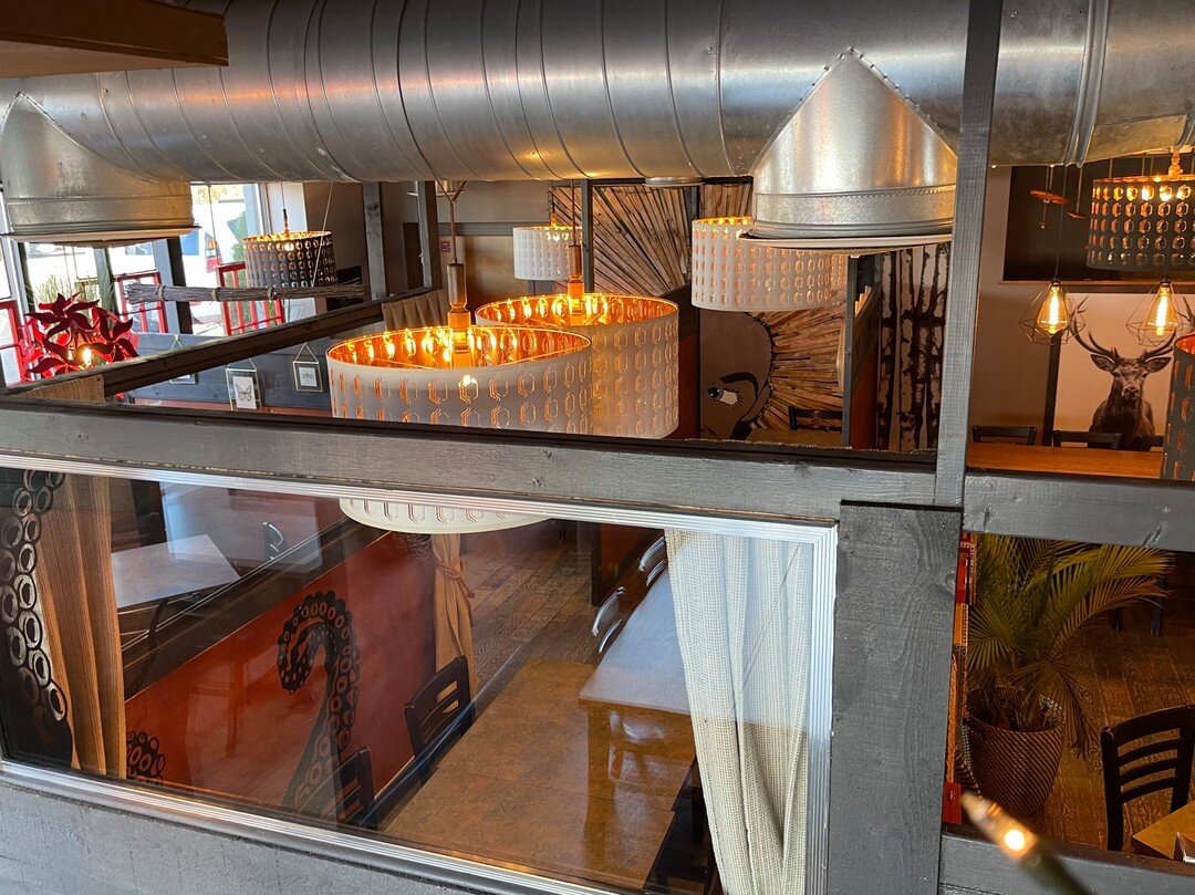 Everywhere you look in the cubbies there&rsquo;s a different view! What&rsquo;s your fave cubbie to dine in?
#TheFifthElement
.
.
#newportri #newprts #dinner #lunch #weekdayeats #rhody #rhodyeats #newportdining #newporteating #newengland land #ri